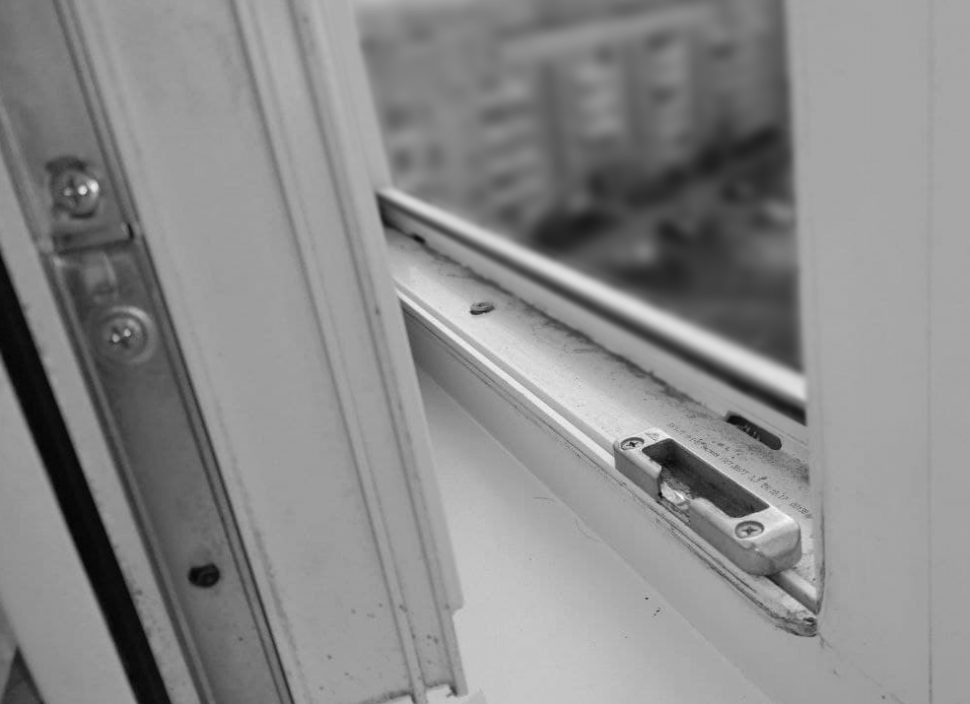В Архангельской области девочка выпала из окна квартиры